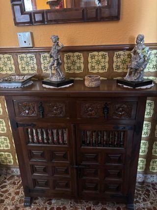Mueble antiguo de madera y metal