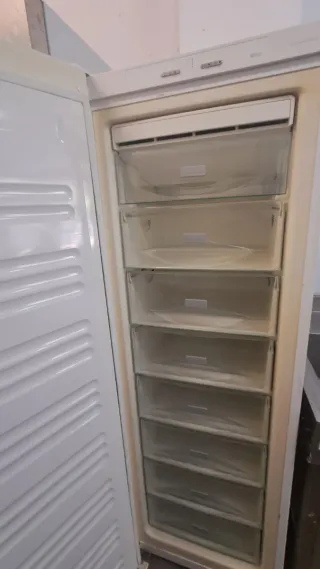 Congelador vertical blanco