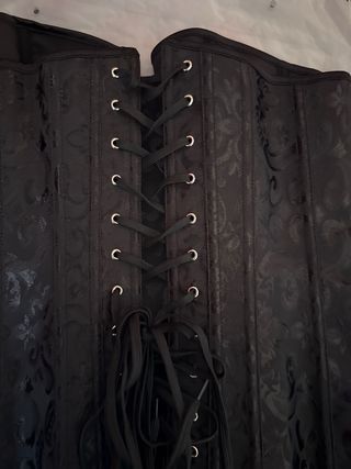Corsé negro con cordones