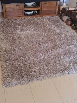 Tappeto grigio pelo lungo