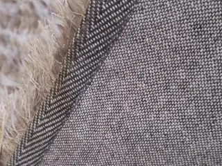 Tappeto grigio pelo lungo