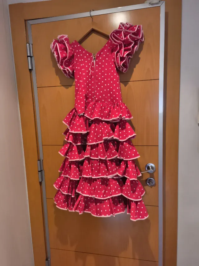 Traje de flamenca rojo con lunares blancos