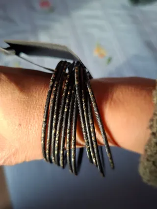 Bracciali Zuiki neri con glitter oro