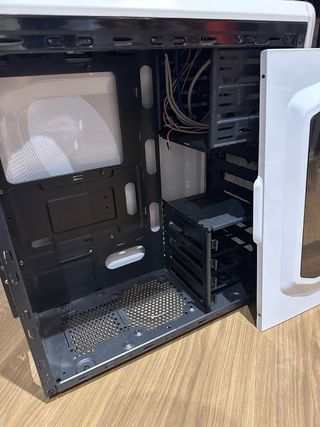 Caja Gaming Talius Drakko Blanca y Negra