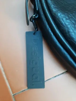 Bolso Desigual negro con tachuelas