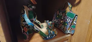 Zapatos y bolso estampado serpiente