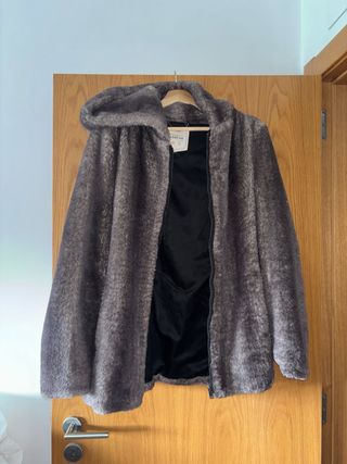 Casaco pelo artificial com capuz Pull&Bear