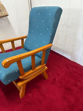 Butaca azul con detalles blancos