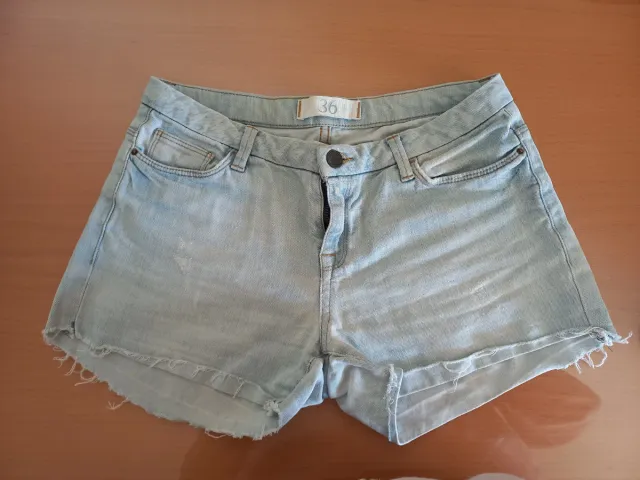 - Pantalón corto vaquero desgastado talla 36