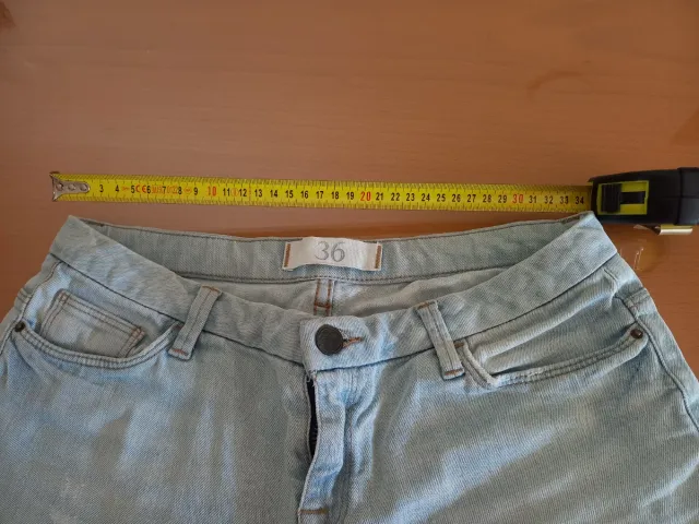 - Pantalón corto vaquero desgastado talla 36