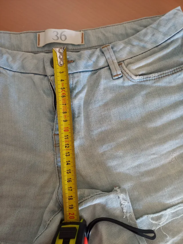 - Pantalón corto vaquero desgastado talla 36