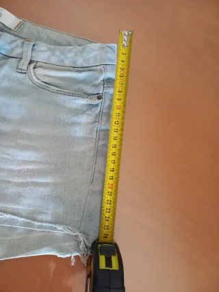 - Pantalón corto vaquero desgastado talla 36