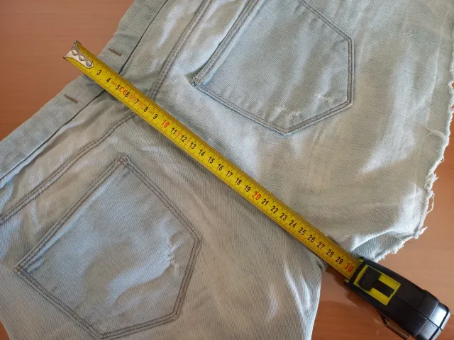 - Pantalón corto vaquero desgastado talla 36