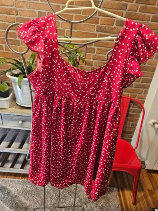 Vestido rojo con estampado de corazones
