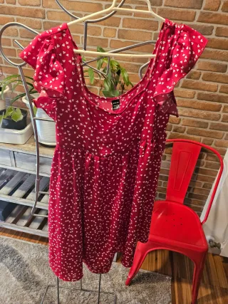 Vestido rojo con estampado de corazones