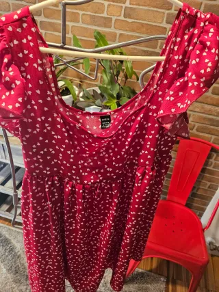 Vestido rojo con estampado de corazones