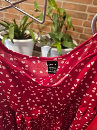 Vestido rojo con estampado de corazones