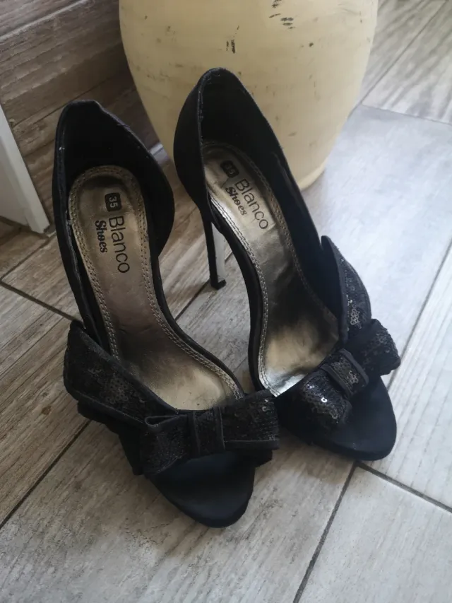 Zapatos de tacón negros con lentejuelas