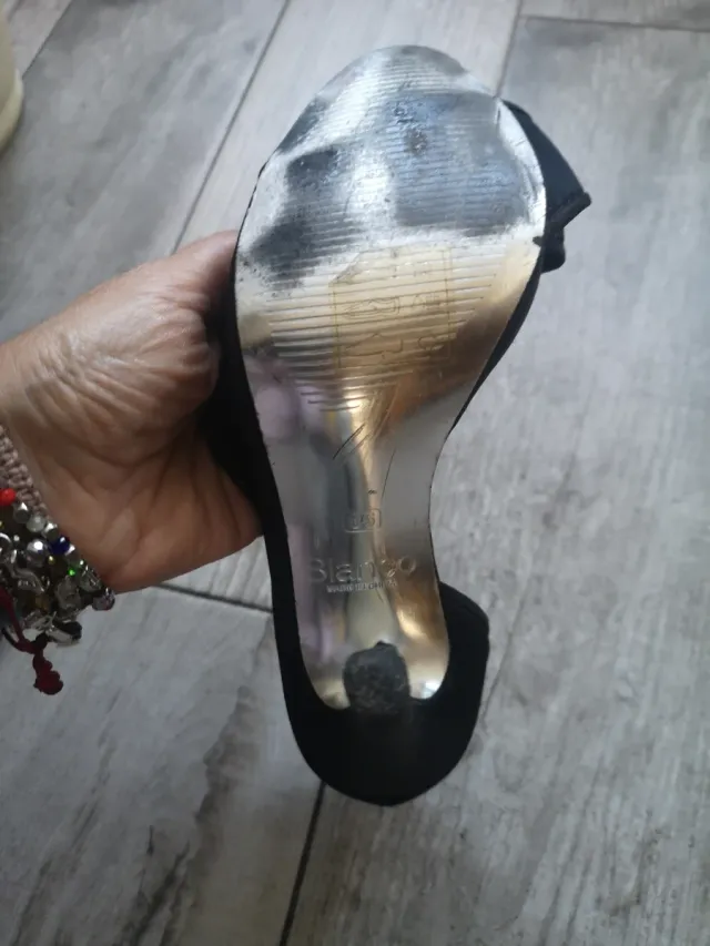 Zapatos de tacón negros con lentejuelas