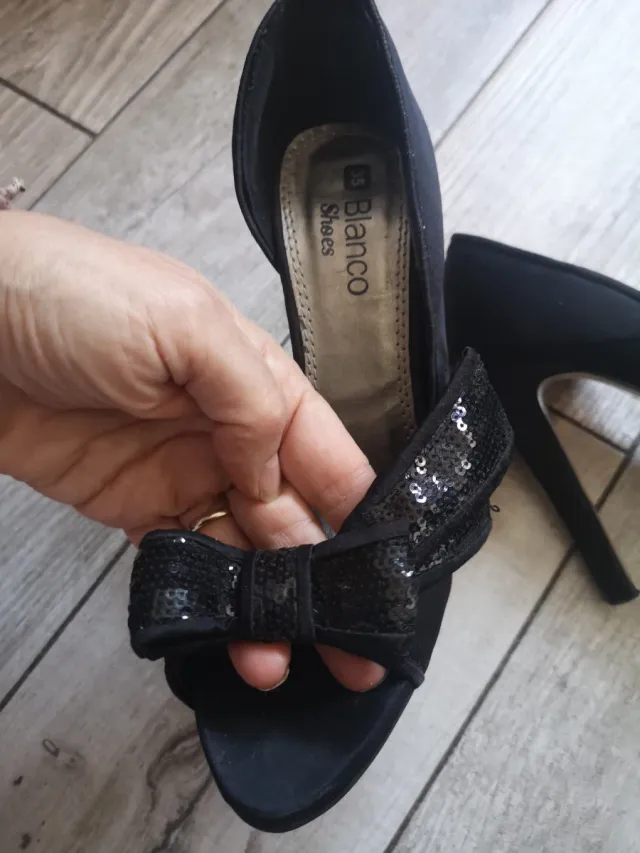 Zapatos de tacón negros con lentejuelas