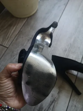 Zapatos de tacón negros con lentejuelas