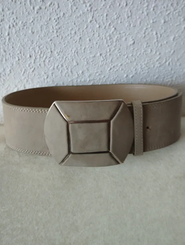 Cinturón beige talla 90 con hebilla forrada