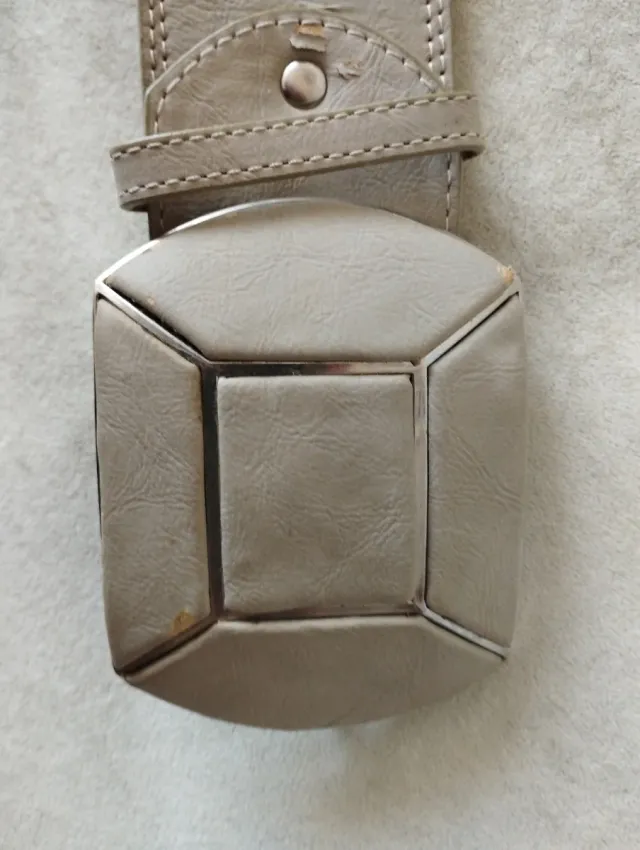 Cinturón beige talla 90 con hebilla forrada