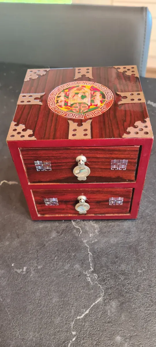 Portagioie asiatico con cassetti