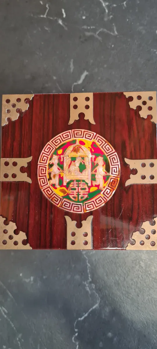 Portagioie asiatico con cassetti