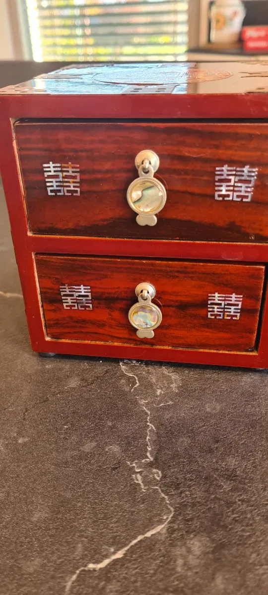 Portagioie asiatico con cassetti