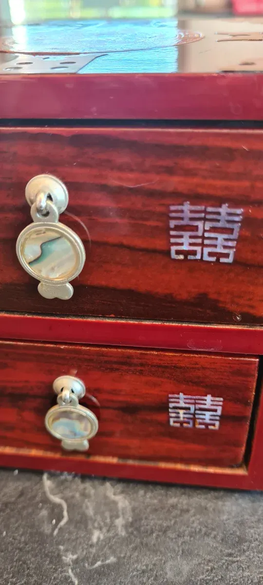 Portagioie asiatico con cassetti