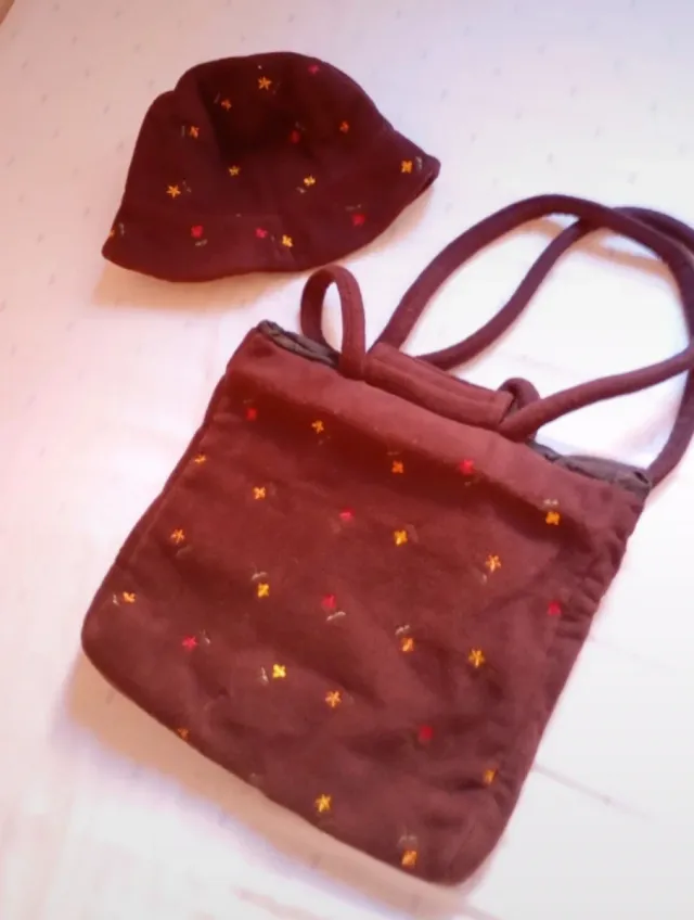 Conjunto bolso y gorro floral marrón