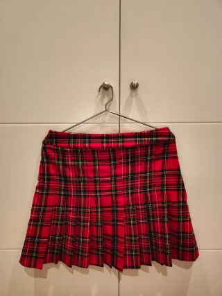Falda escocesa roja con botones