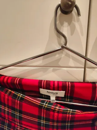 Falda escocesa roja con botones