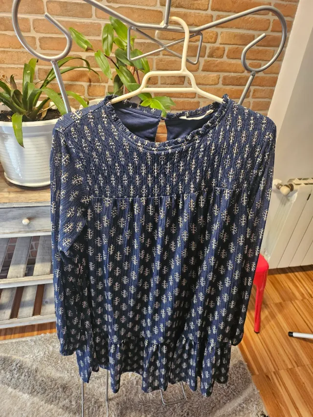 Vestido azul con estampado blanco