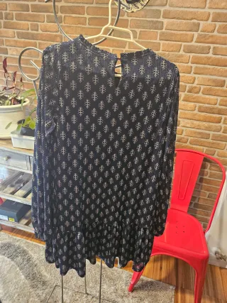 Vestido azul con estampado blanco