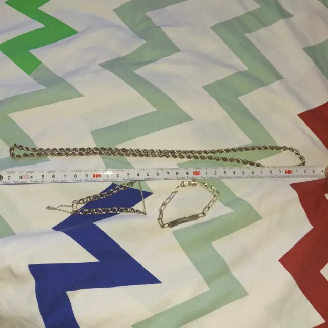 Colgante y pulseras plateadas