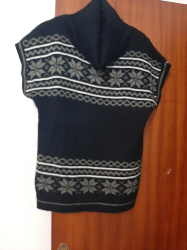 Chaleco de lana con cuello alto y estampado