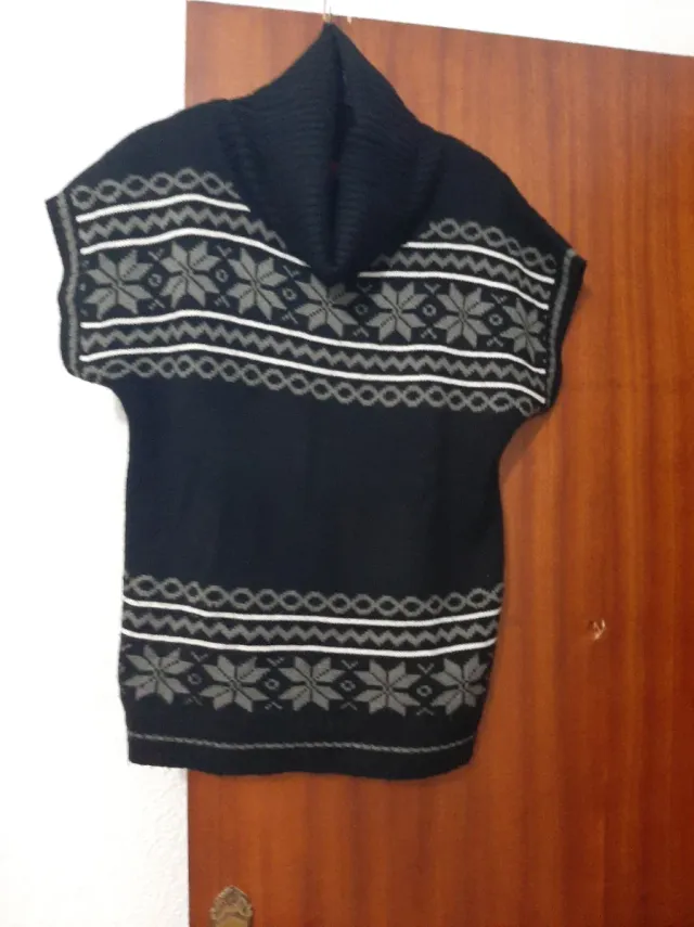 Chaleco de lana con cuello alto y estampado