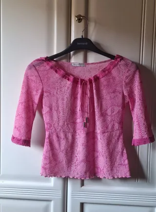 Maglia rosa fantasia serpente con laccetti