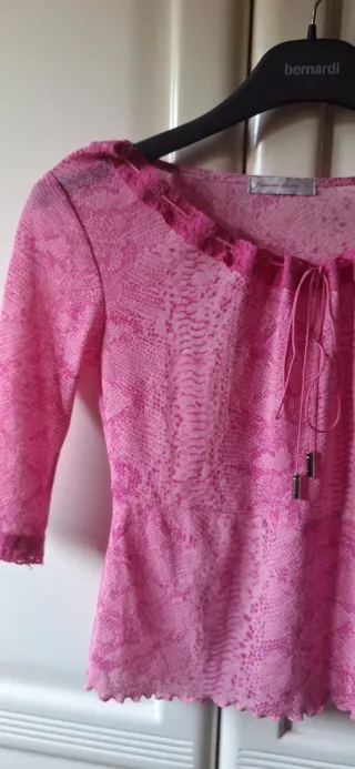 Maglia rosa fantasia serpente con laccetti