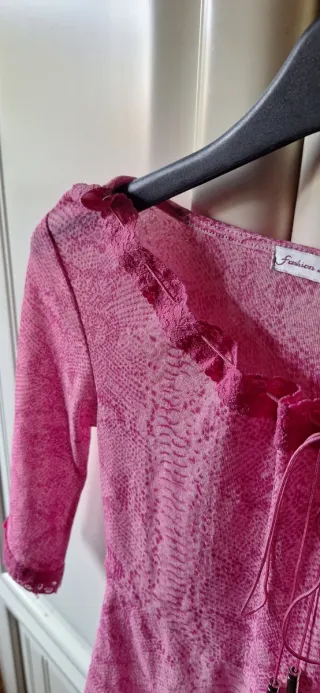 Maglia rosa fantasia serpente con laccetti