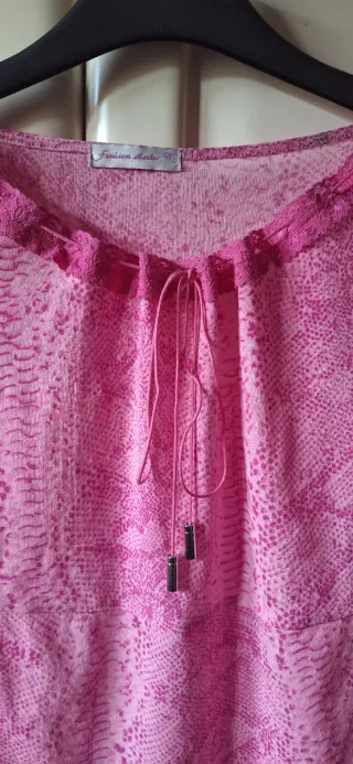Maglia rosa fantasia serpente con laccetti
