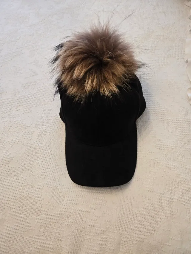 Gorra con pompón pelo natural antelina