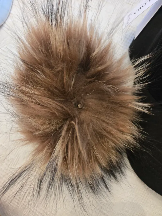 Gorra con pompón pelo natural antelina