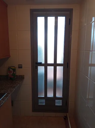 Puerta aluminio con cristal biselado con cerradura
