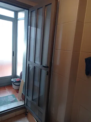 Puerta aluminio con cristal biselado con cerradura