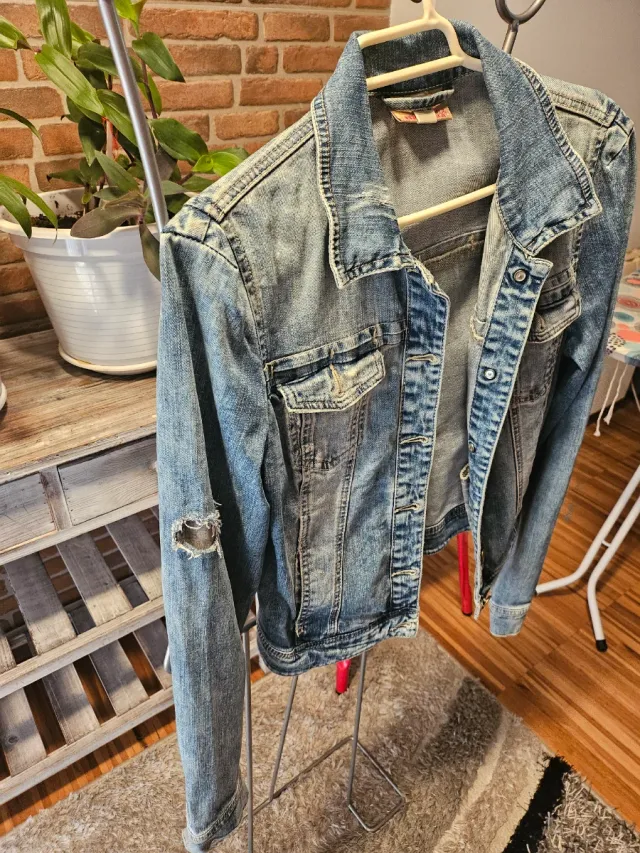 Chaqueta vaquera desgastada