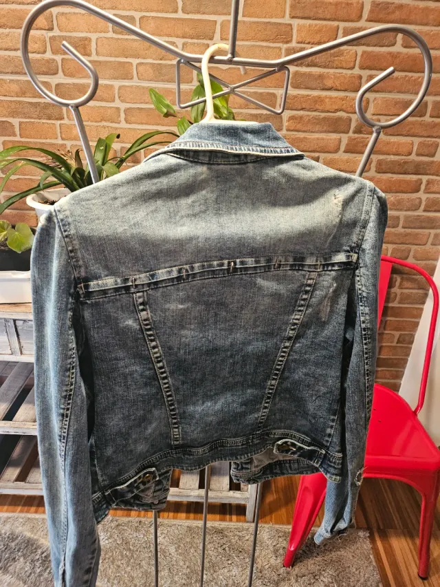 Chaqueta vaquera desgastada