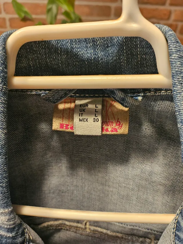 Chaqueta vaquera desgastada